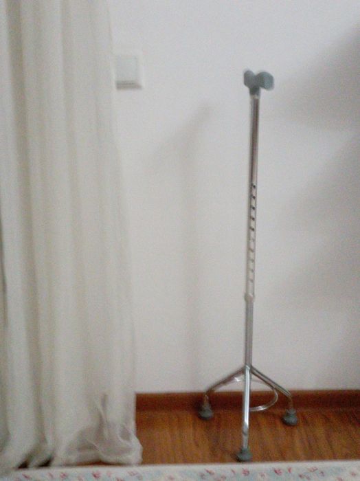 Трëхножная трость