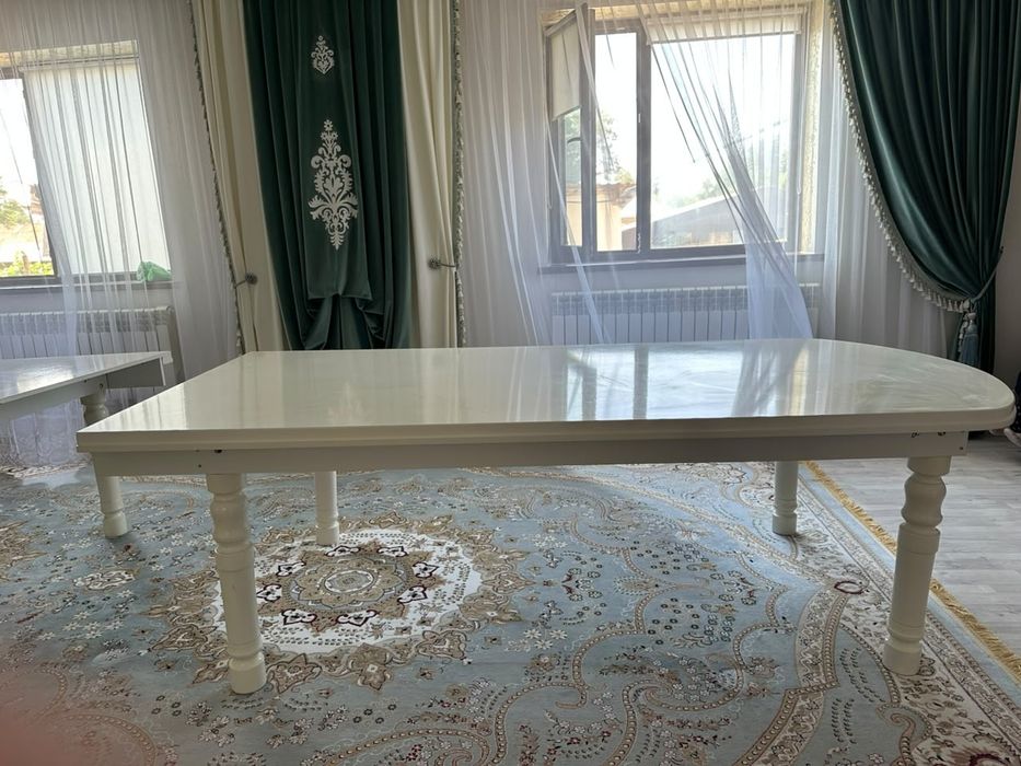 Стол без стульев
