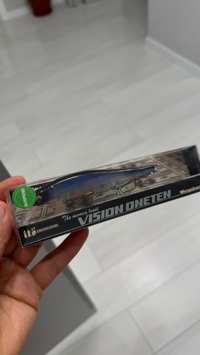 продам воблер, внутри грузики