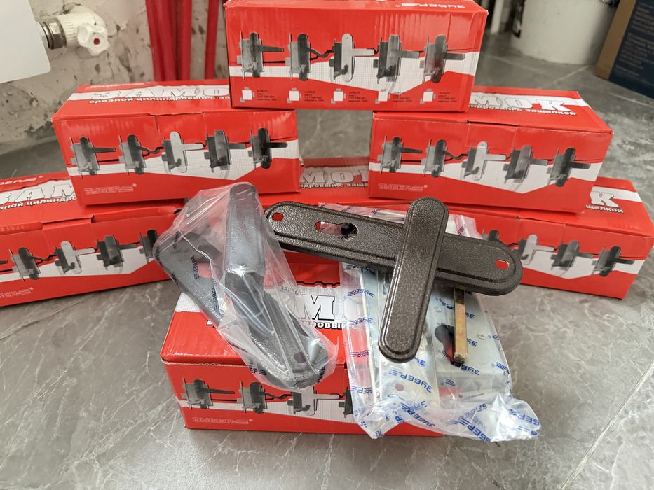 Замок дверной с ручками