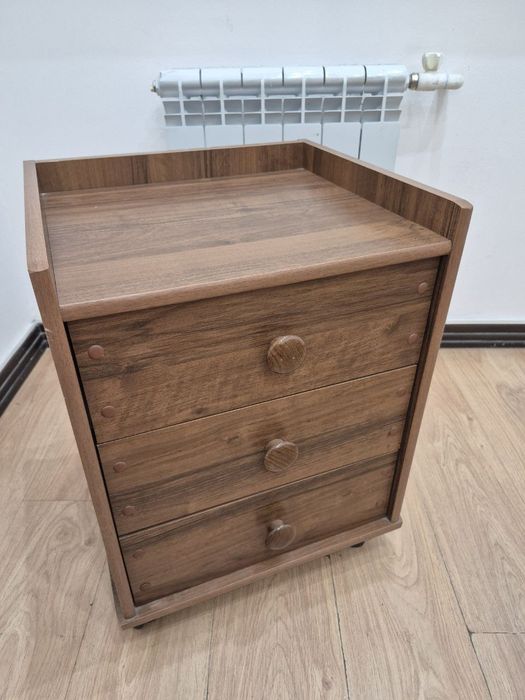 Тумбочка на колёсиках