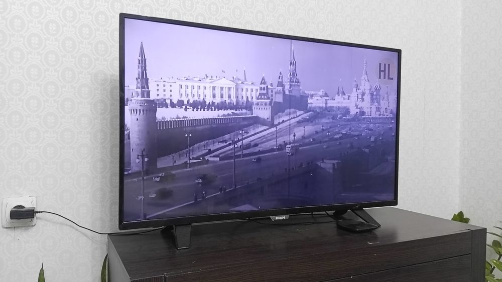 Телевизор 42" Philips + Xiaomi Mi Box — СРОЧНО