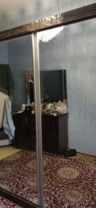 Акрил Шкаф  эшиклари роликли холати  яхши