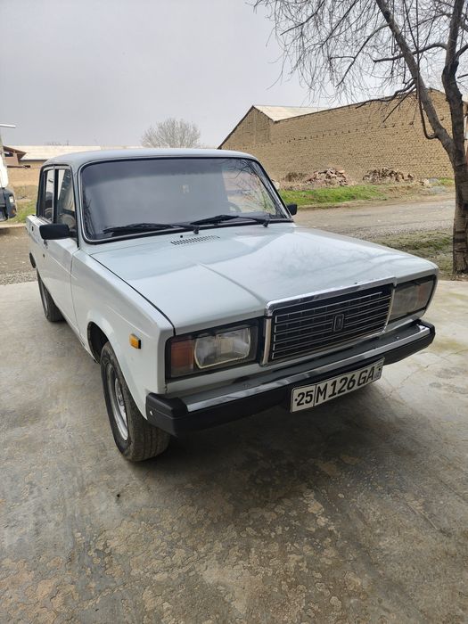 Lada 2107 sotiladi