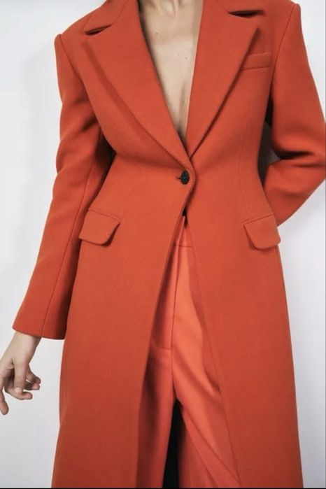 Портокалово палто Zara, втален модел . 75 % вълна Manteco