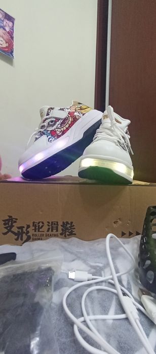 Продаю обувь хорошую светится и ещё на роликах