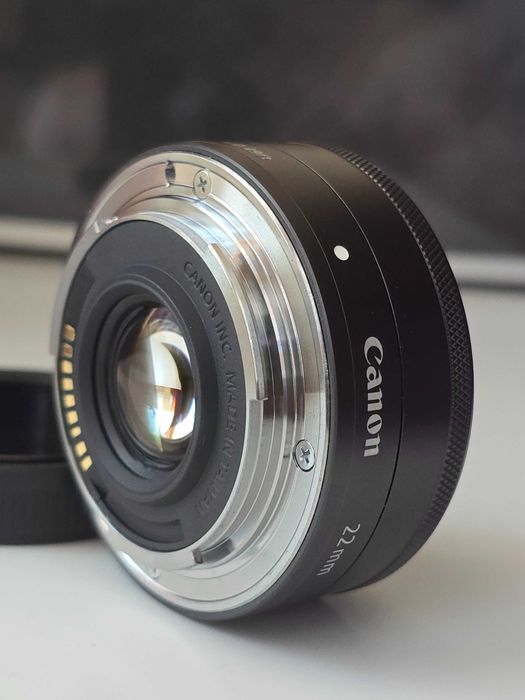 Obiectiv Canon eos-m 22mm