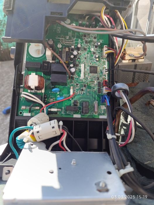 Продавам един брой климатик с изгорял компресор