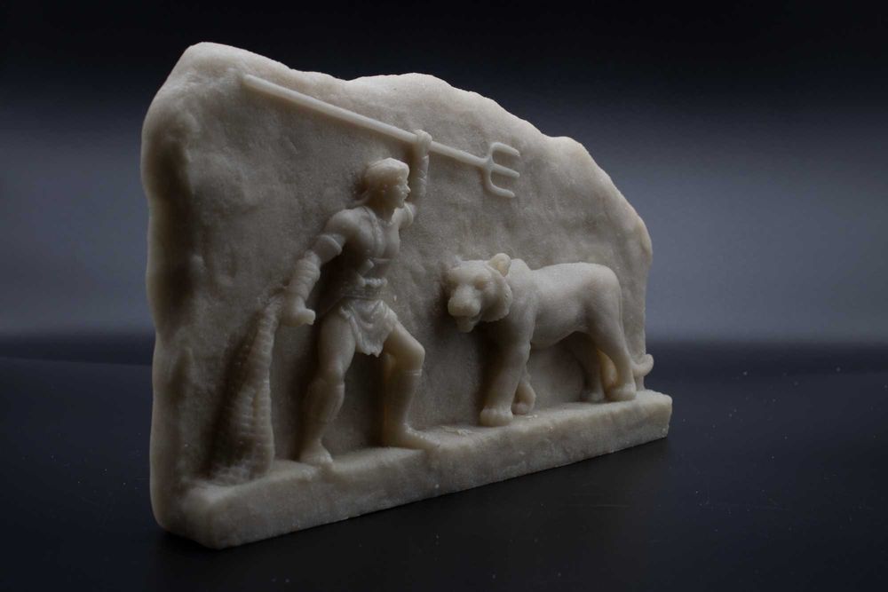 Ръчно изработен мраморен релеф „Херкулес и Немейският лъв“