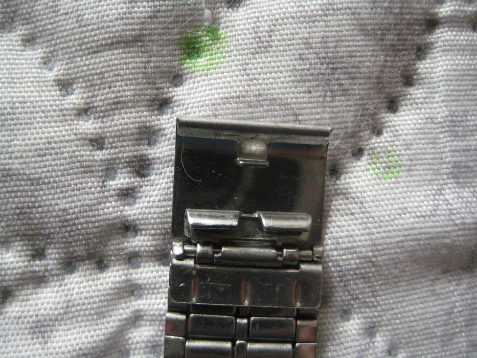 Продавам мъжки ръчен кварцов електронен часовник