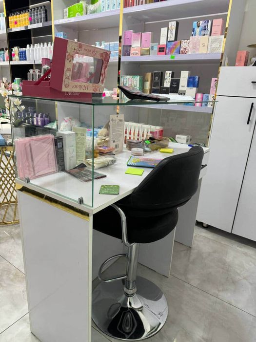 Do’kon uchun Polkali shkaf va savdo stol - stuli