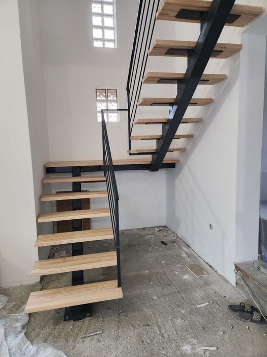 Scari metalice cu trepte de lemn