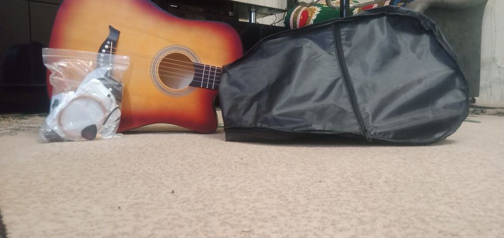 Guitar sotiladi pulini kelishamiz