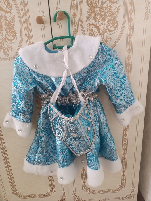 Жаңа жылдық киімдер сатылады