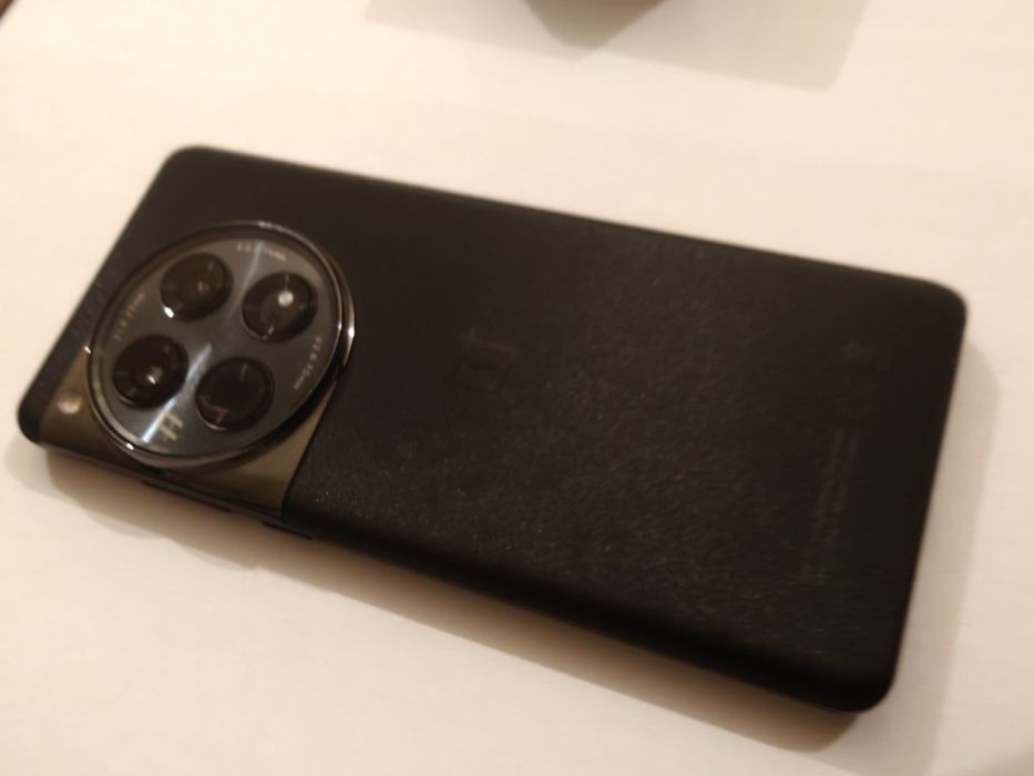 OnePlus 12 – 16GB RAM / 512GB ROM + 6 huse