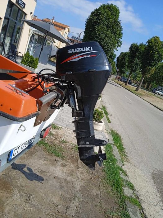 Лодка с двигател