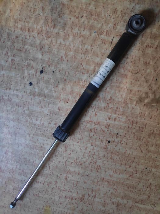 Продавам заден амортисьор за VW Polo 6R