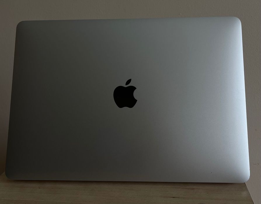 MacBook Air i3 8/256 urgently 2020