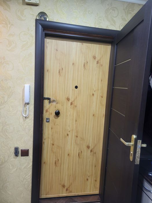 Продам входную дверь