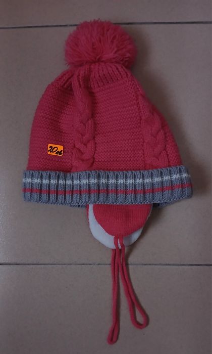 Бебешки и детски зимни шапки, зимни шалове и топли и меки наушници.