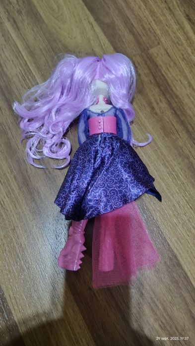 Păpuși monster high și Royale high