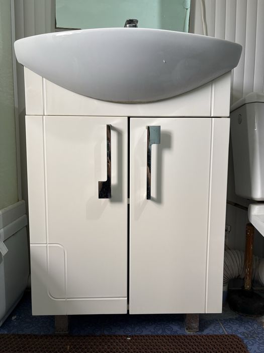 Продается раковина с тумбой и зеркалом.