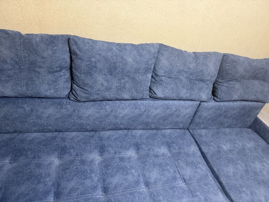 Раскладной диван метра , широкий, мягкий без повреждения.