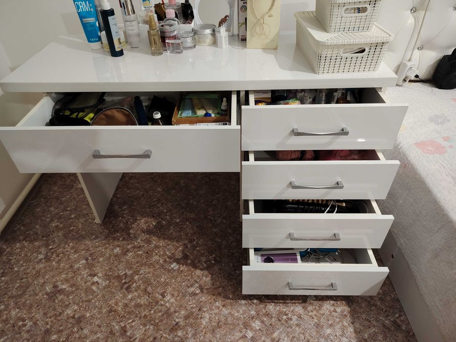 Продам столик туалетный