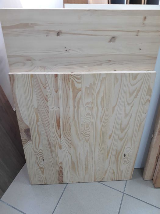 Producem blaturi din lemn masiv de pin cu grosimi diferite.