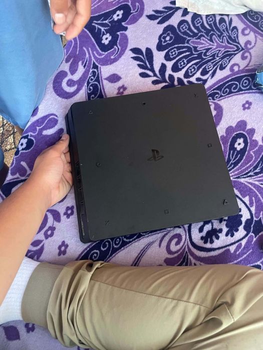 Продава се PS4 с 2 джойстика