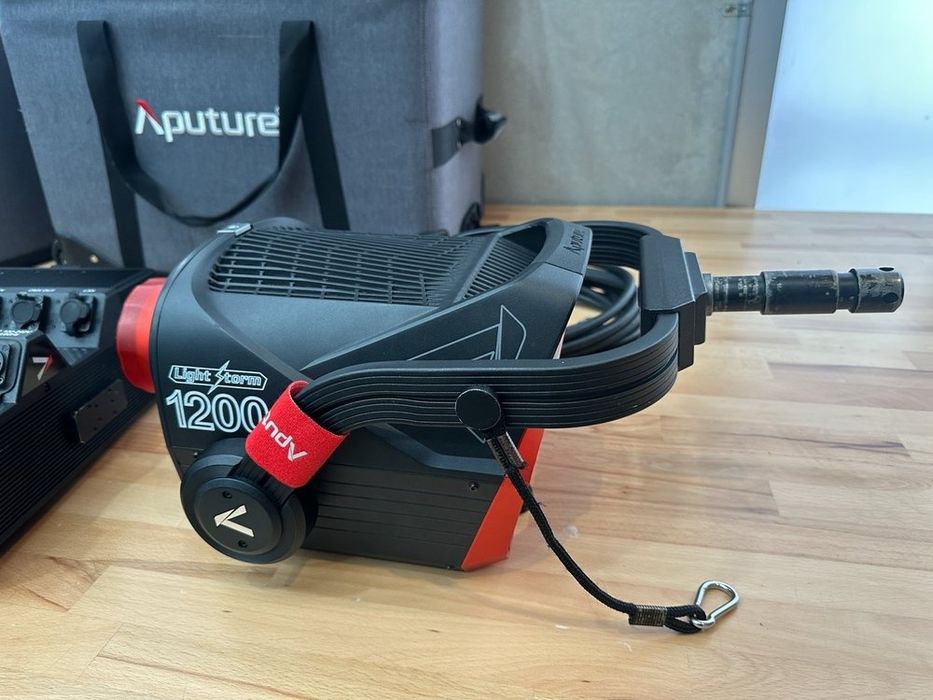 Aputure 1200d Pro