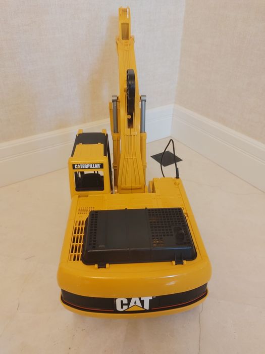 Экскаватор CAT от Bruder в идеальном состоянии