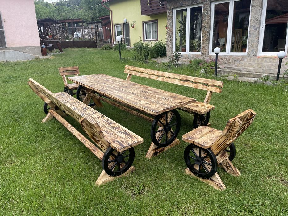 Masa din lemn pentru foisor terasa