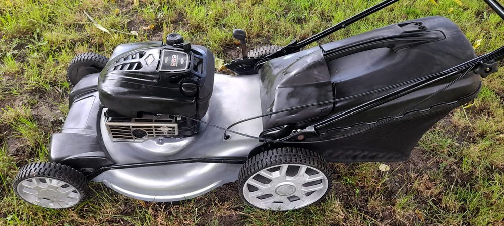 Masina de tuns iarba foarte mare