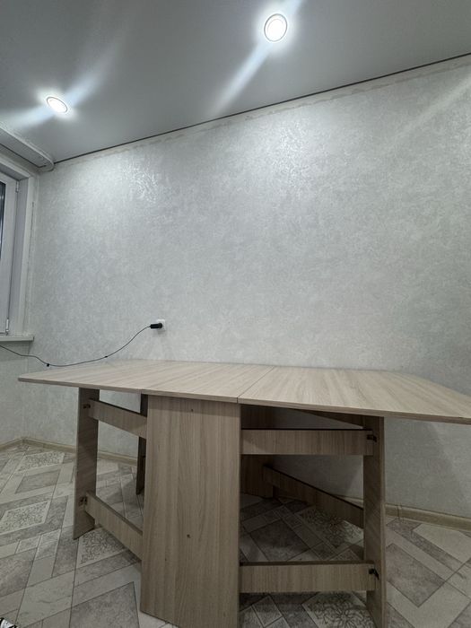 Продаю книжный стол