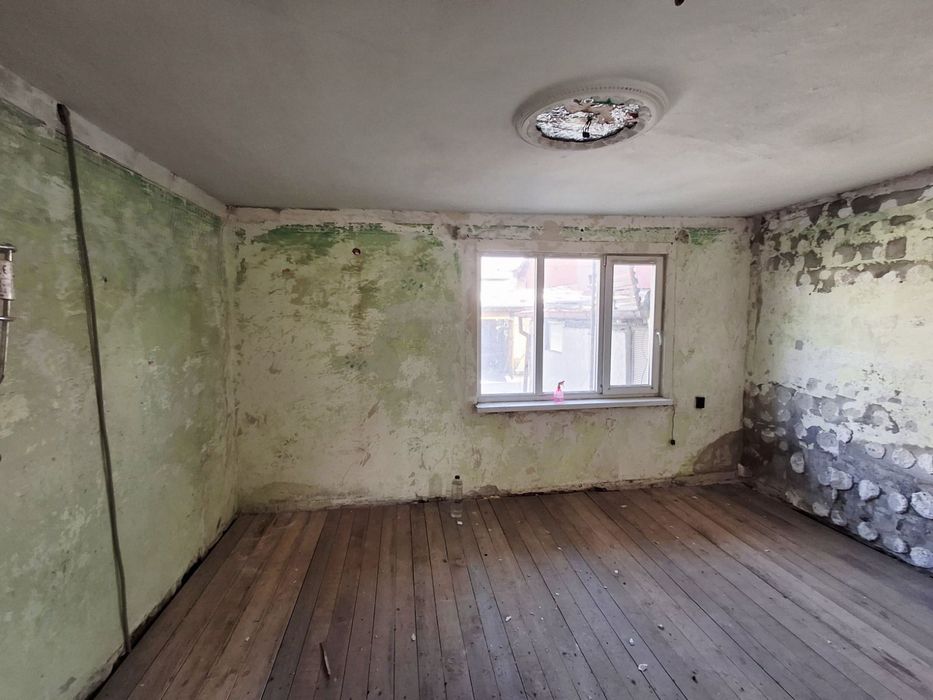 Двуетажна тухлена къща до Лидл