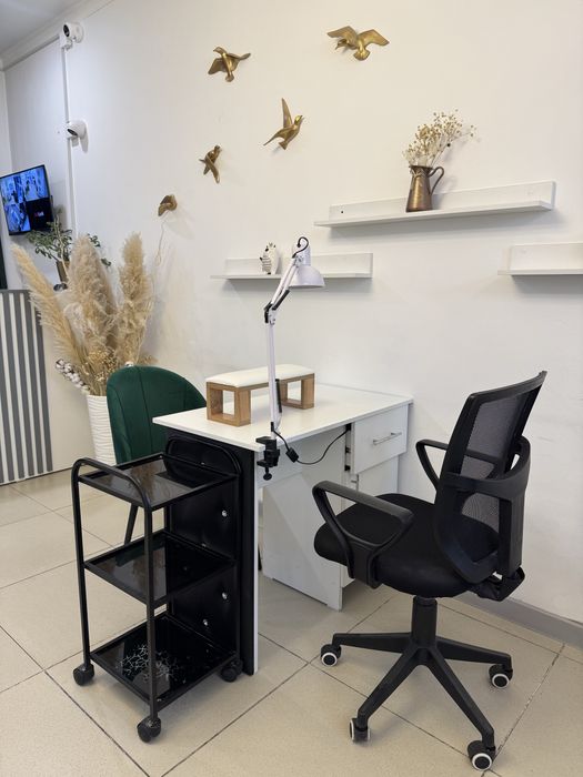 Сдается стол для маникюра