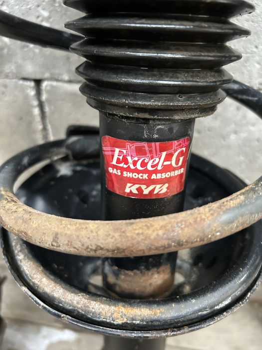 Продам амортизаторы на субару.