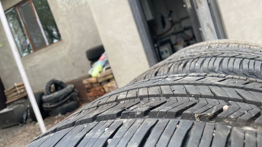 шины  295/40/21  летний