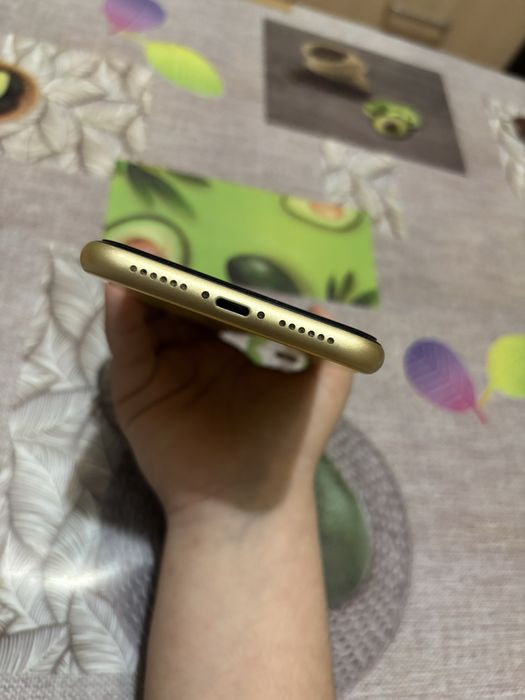 продам iPhone XR