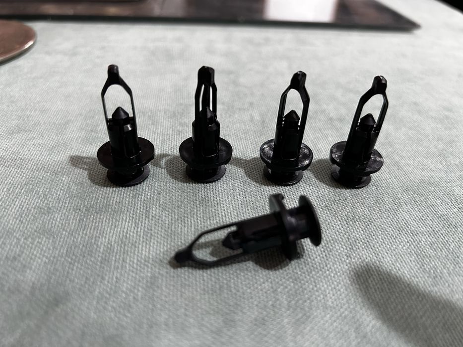 Vand clipsuri caroserie auto si ornamente plastic
