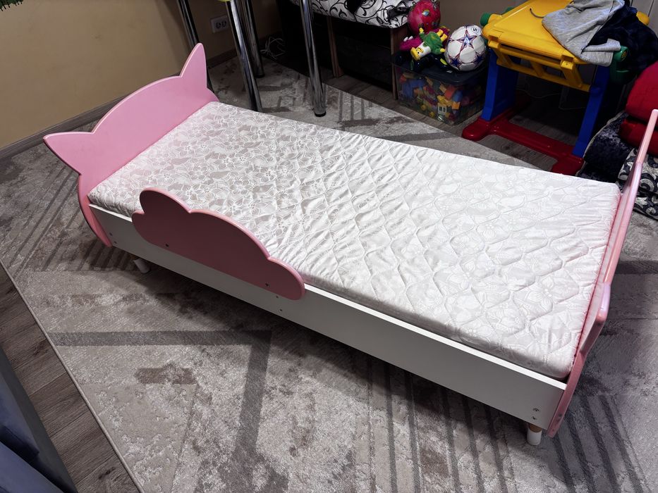 Продам кровать детскую с матрасом
