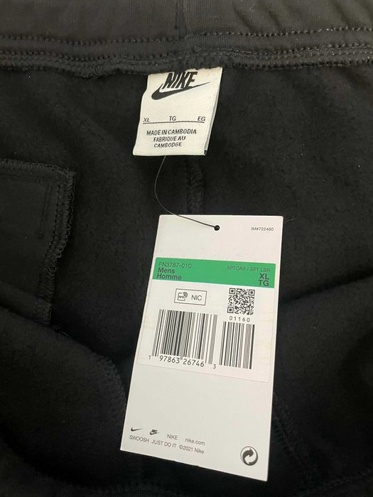 ЧИСТО НОВ ! С етикетите оригинален анцунг Nike Sportswear Club черен