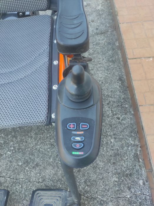 Cărucior electric pentru drumuri dificile