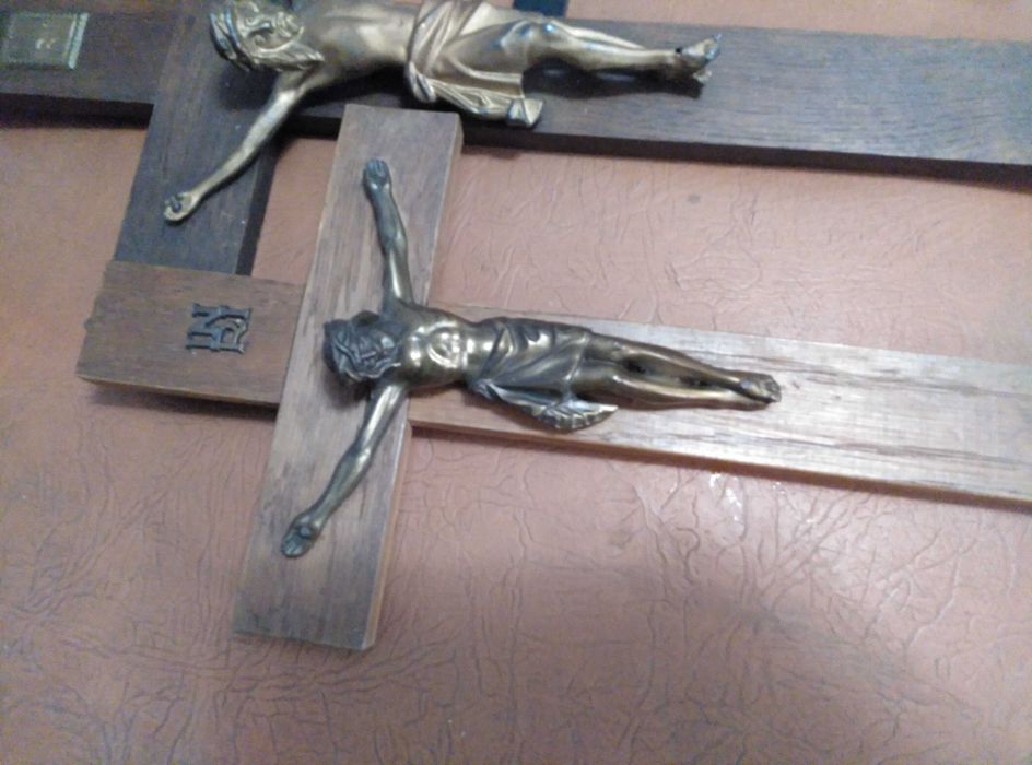 Crucifix din lemn și metal