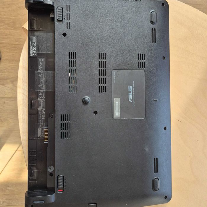 Лаптоп ASUS с 13" дисплей