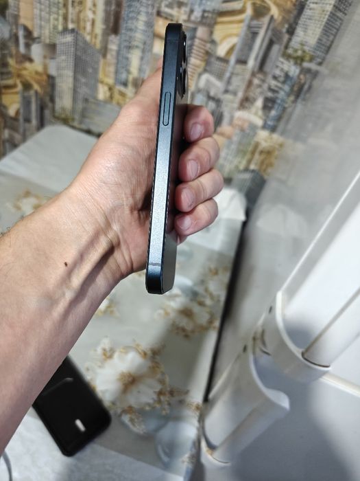 Продам iPhone 13