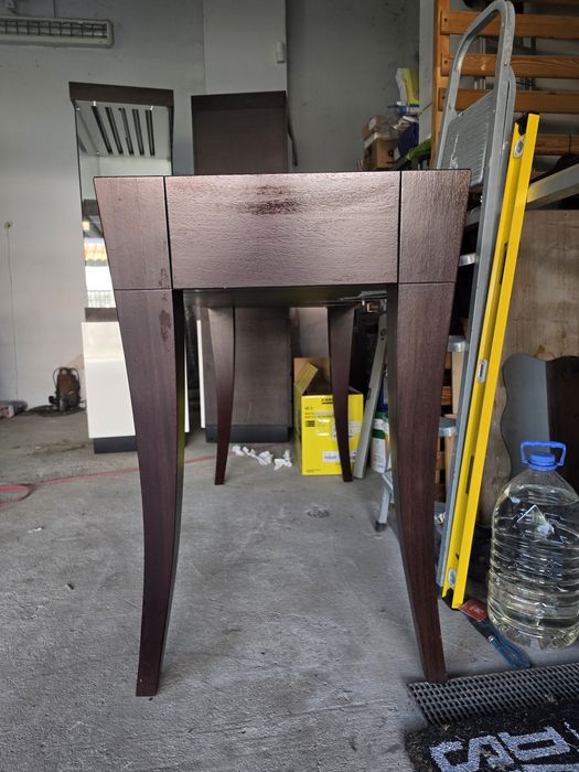 Елегантна конзолна маса от масив орех със стъклен плот