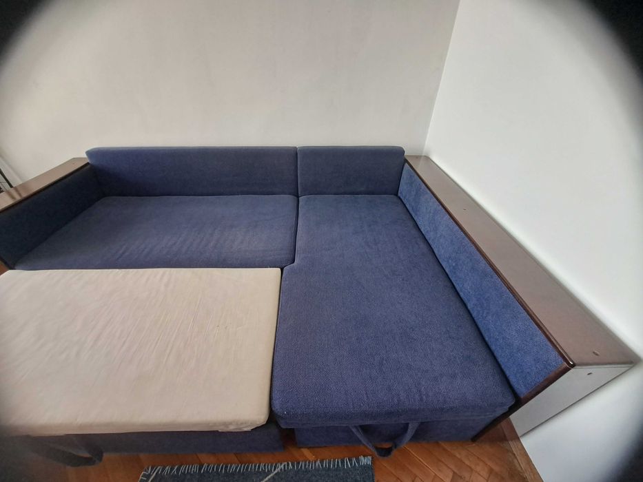 Разтегателен Диван – Тъмносин Плюш и Масивно Дърво 142х200 236