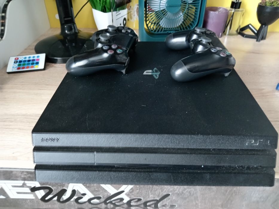 Продам ps4 pro в хорошем состоянии